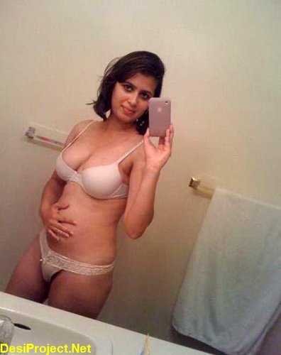 Lahorey girl nude pic