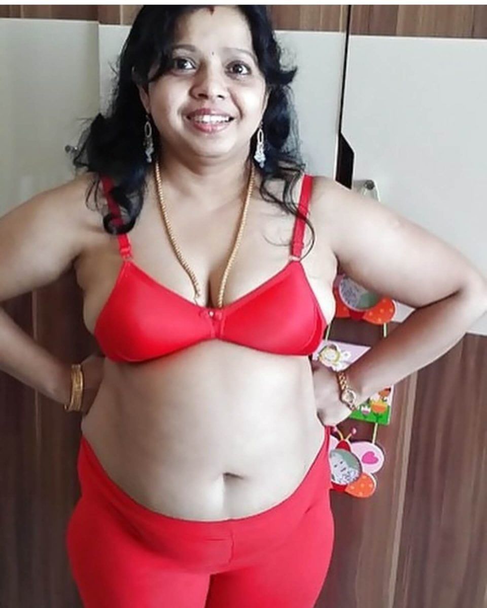 Bangladeshi sexy girl showing boobs style