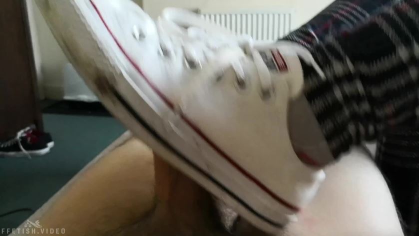 Iris reccomend white converse shoejob